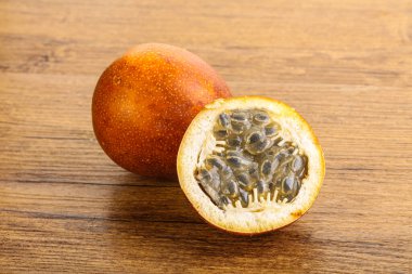 Dilimlenmiş tropik tatlı ve sulu Tutku meyvesi