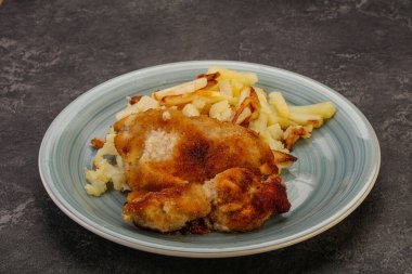 Ev yapımı domuz şnitzel ve kızarmış patates.