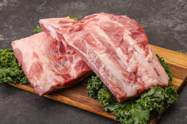 Lezzetli yemek için çiğ domuz kaburgası.