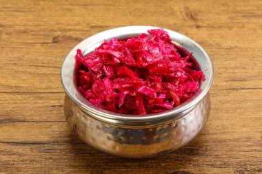 Kasede pancar kökü olan marine edilmiş kırmızı lahana.