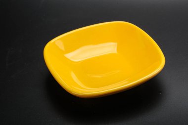 Mutfak için renkli boş kase izole