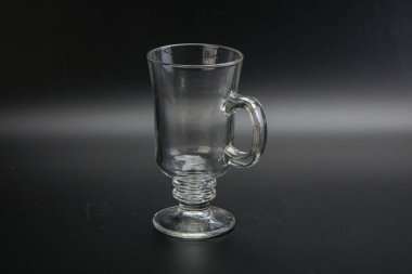 İzole edilmiş içecekler için boş cam bardak