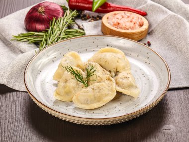 Geleneksel Varenyky köftesi ve patates püresi.