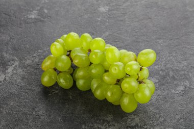 Olgun yeşil üzüm dalı yalıtılmış.