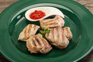 Domates soslu ızgara domuz filetosu kekik servis edilir.