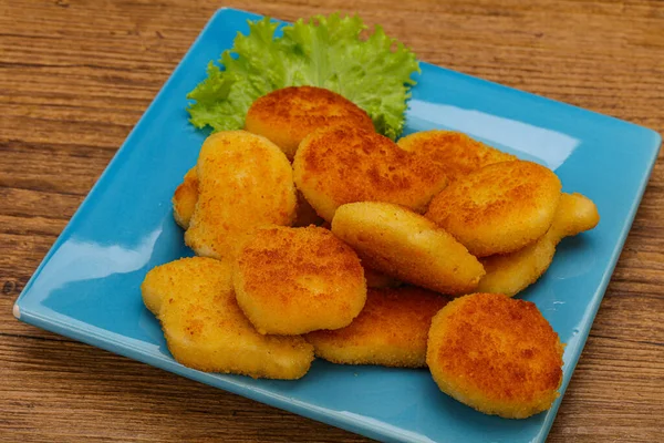 Gebratene Leckere Chicken Nuggets Serviert Salatblätter — Stockfoto