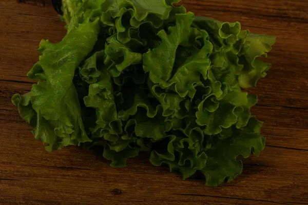 自助餐 绿色生菜沙拉堆叶 — 图库照片