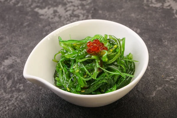 Kasede kırmızı havyar servis edilen geleneksel Asya chukka salatası.