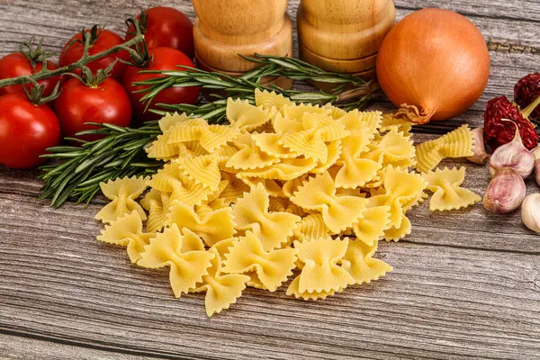 Çiğ İtalyan statü buğday farfalle makarna pişirmek için