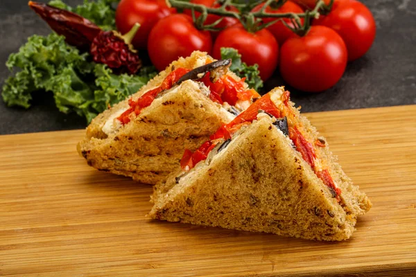 Patlıcanlı ve peynirli vejetaryen sandviçi.