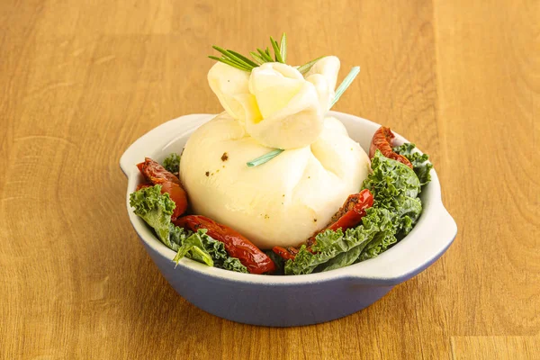 Kurutulmuş Domatesli Burrata Taze Peyniri — Stok fotoğraf