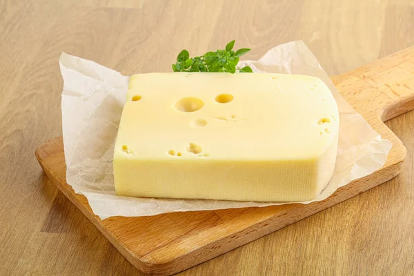 Maasdam Mattone Formaggio Sopra Bordo — Foto Stock