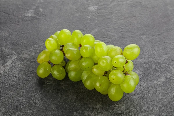 Olgun yeşil üzüm dalı yalıtılmış.