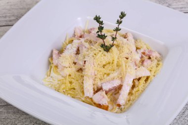 Jambon ve peynirli makarna kekik servis edildi.