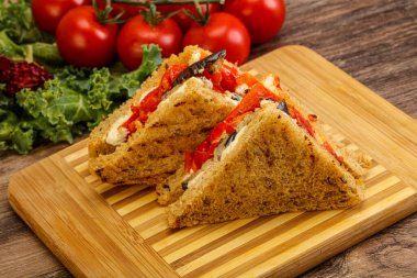 Patlıcanlı ve peynirli vejetaryen sandviçi.