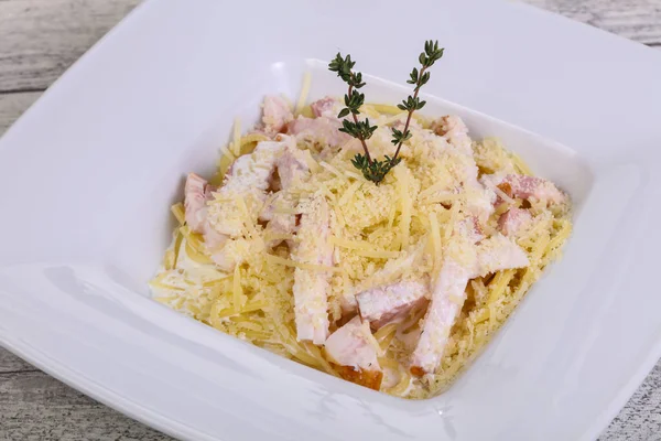 Jambon ve peynirli makarna kekik servis edildi.