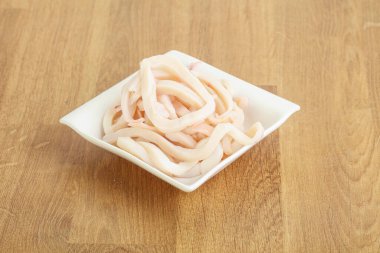 Terbiye edilmiş mürekkep balığı kasede atıştırmalık.