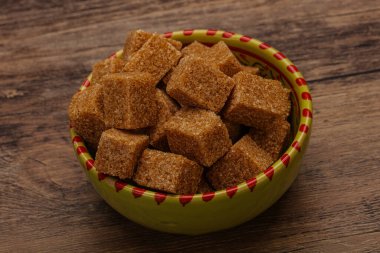 Kahverengi baston şeker yavruları kasede