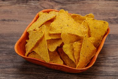 Meksika mısır cipsi üçgen yığını.