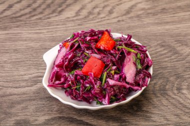 Bitki ve baharatlı kırmızı lahana turşusu