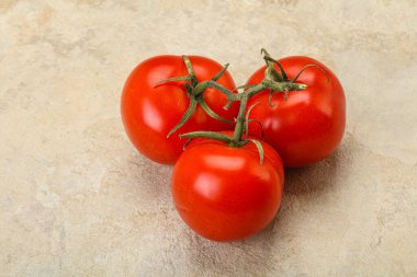 Kırmızı parlak olgun ve tatlı domates dalı