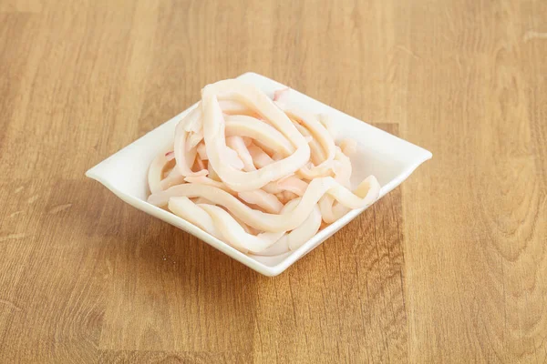 Terbiye edilmiş mürekkep balığı kasede atıştırmalık.