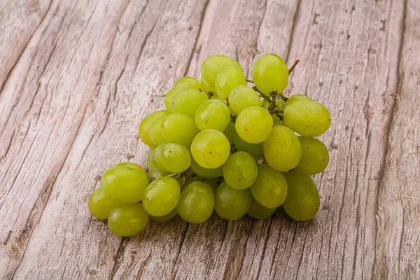 Tatlı ve lezzetli olgun yeşil üzüm 