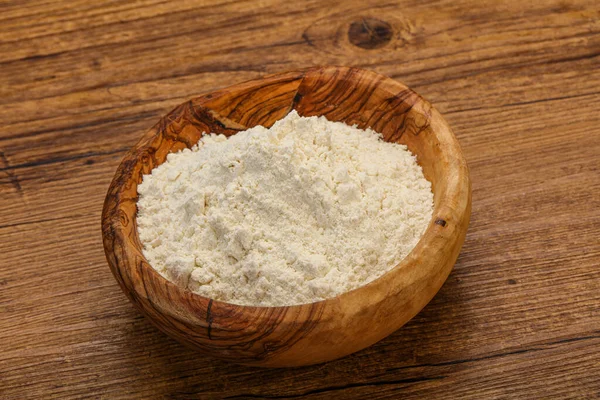 Buğday unu kasede yemek pişirmek için.