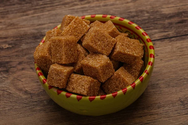 Kahverengi baston şeker yavruları kasede