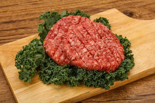 Izgara için çiğ sığır eti pirzolası.