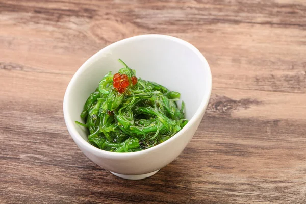 Kasede kırmızı havyar servis edilen geleneksel Asya chukka salatası.