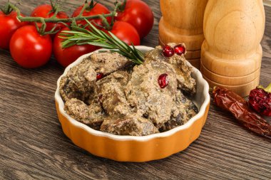 Krema soslu tavuk ciğeri biberiye servis edildi.