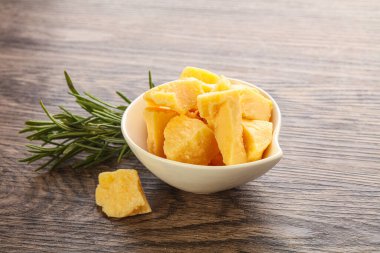 Kasede lezzetli parmesan peyniri parçaları var.