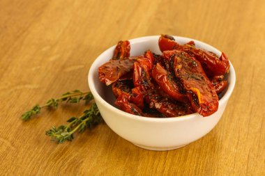 Kavanozda kurutulmuş İtalyan domatesi.