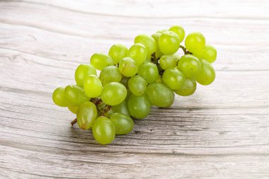 Olgun yeşil üzüm dalı yalıtılmış.
