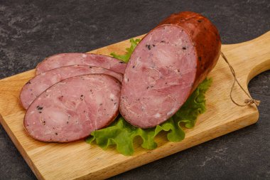 Baharatlı ve otlu füme jambon.