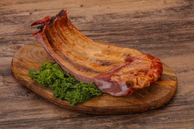 Baharatlı ve otlu domuz pirzolası.