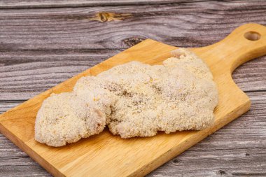 Kızartma için çiğ domuz eti şnitzel.