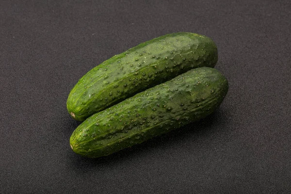 Pepino Verde Natural Orgânico Maduro Isolado — Fotografia de Stock