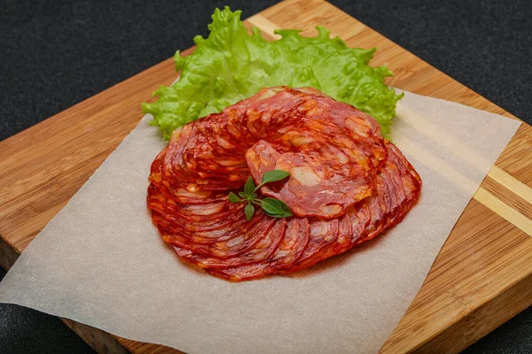 İtalyan geleneksel Chorizo domuz sosisleri fesleğen yaprağı servis ediyordu.