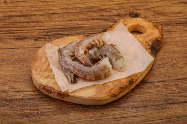 Çiğ kaplan karides yığını yemek için.