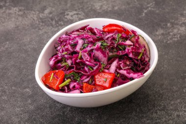 Bitki ve baharatlı kırmızı lahana turşusu