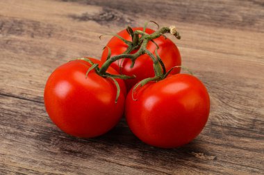 Kırmızı parlak olgun ve tatlı domates dalı
