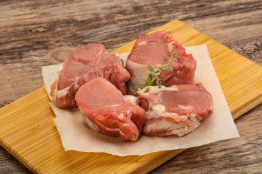 Pişirmek için çiğ domuz filetosu.