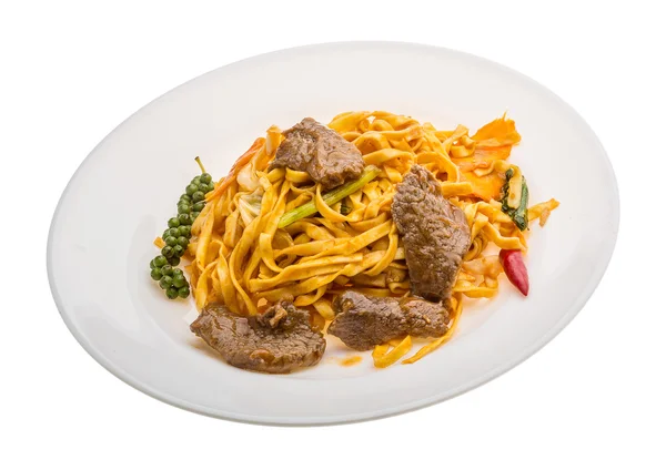 Tagliatelle fritte con manzo — Foto Stock