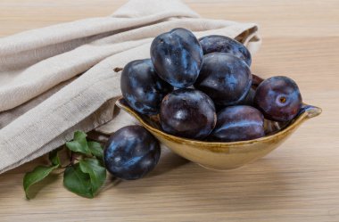 dojrzała śliwka świeży