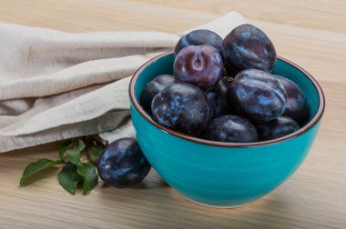 dojrzała śliwka świeży