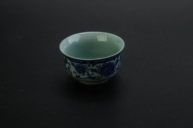 Çay için boş Çin bardağını temizle.