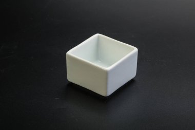 Siyahın üzerine servis için beyaz leke.