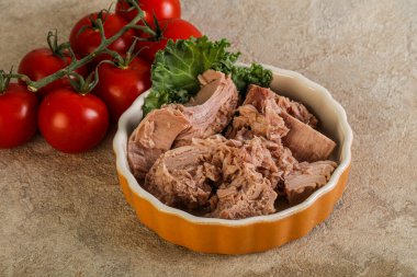 Lezzetli ton balığı filetosu kasede